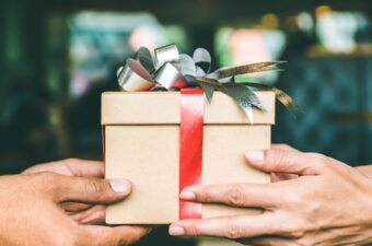 10 Last-Minute Christmas Gifts You Can Give to Other Investors